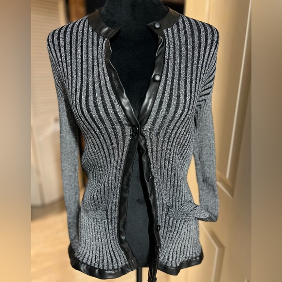 🖤🖤LIKE NEW-YAL NEW YORK BLACK & SILVER BUTTON UP SWEATER SZ L🖤🖤 - Picture 4 of 11